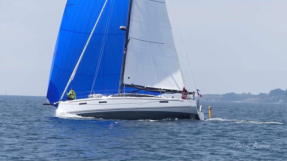 Titouan,le JPK 39 FC de l'école de voile Efficience Navigation en régate sur les coureaux de Groix